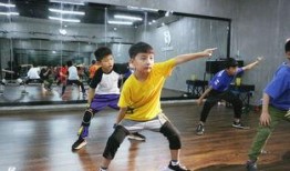 吃瓜体育生和舞蹈室1v1.社会热点的图片,揭秘校园热点背后的故事